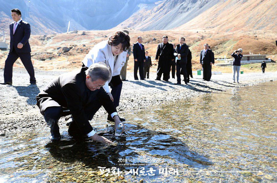 文在寅走下天池，用事先准备的水瓶装上了天池水