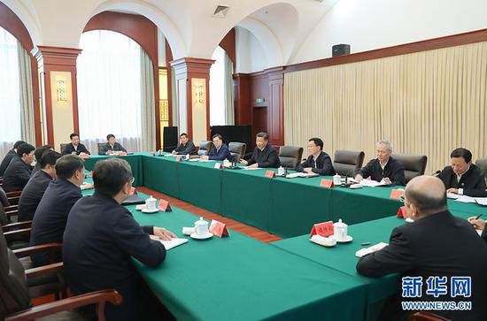 9月25日至28日,中共中央总书记、国家主席、中央军委主席习近平在东北三省考察,主持召开深入推进东北振兴座谈会。这是28日下午,习近平主持召开深入推进东北振兴座谈会并发表重要讲话。 新华社记者 鞠鹏 摄