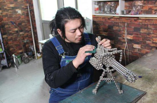 英媒关注发明“菜刀手机壳”的中国新兴直播网红