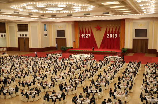 7月30日，中华人民共和国国防部在北京人民大会堂举行招待会，热烈庆祝中国人民解放军建军92周年。新华社记者 李刚 摄