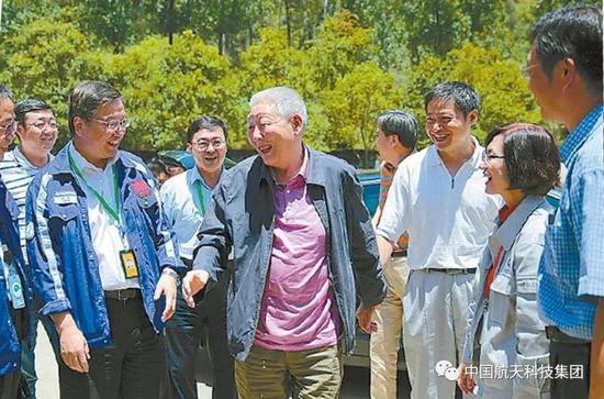 ▲ 2015年7月,孙家栋到西昌卫星发射中心指导北斗导航卫星发射