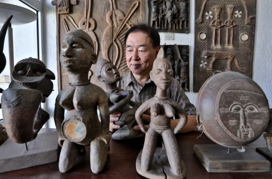在多哥洛美几内亚湾非洲国际艺术博物馆，谢燕申在查看藏品。新华社记者 王腾 摄