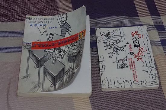 徐孟南给自己做的两本书，《高考0分声》和《他们小时候玩的游戏》
