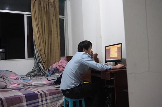 2017年11月7日,徐孟南在慈溪的租房里上网