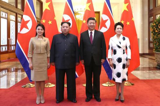 3月25日至28日,应中共中央总书记、国家主席习近平邀请,朝鲜劳动党委员长、国务委员会委员长金正恩对我国进行非正式访问。访问期间,习近平同金正恩举行会谈。这是习近平和夫人彭丽媛在人民大会堂同金正恩和夫人李雪主合影。 新华社 图