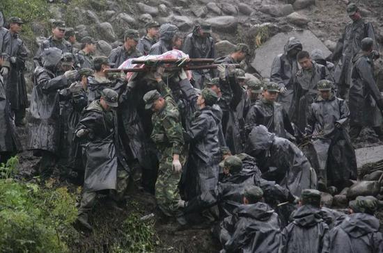 ▷正在转运伤员的抗震部队