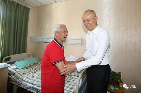 询问徐东利老人身体情况