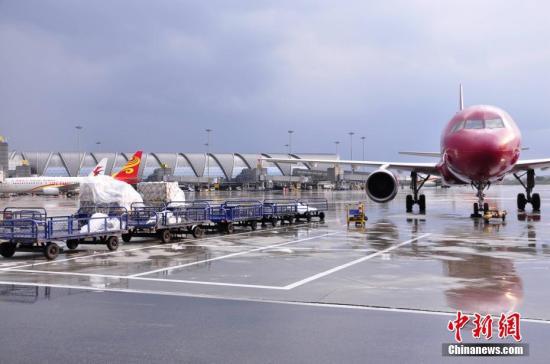 成都机场46个航班受雷雨影响备降重庆