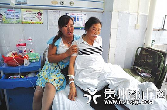 的姐令狐昌琼在亲人的搀扶下在病床上起来给记者讲述当晚的事件经过。