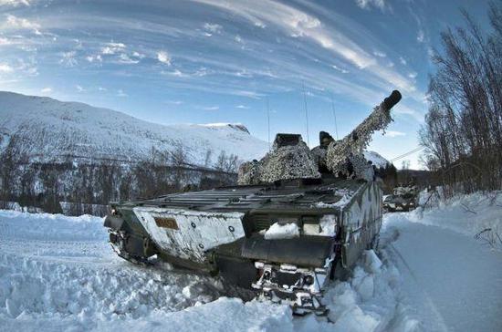 资料图片：北约“冰冷反应”军演中的CV90步战车。（图片来源于网络）