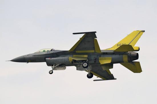 台湾F-16V战斗机试飞画面