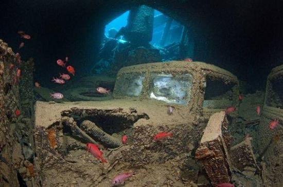 图为在二战时期随船只沉入海底的卡车残骸