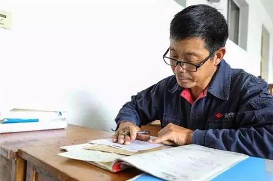 51岁的山东莱芜泥瓦匠郇政华称，目前只是暂时呆在家里“找活儿挣钱”，未来仍会返校学习。