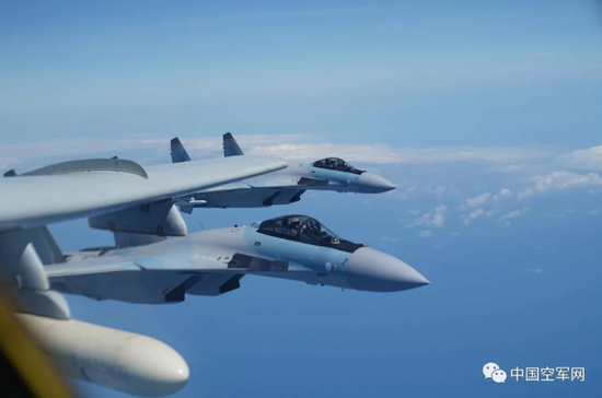 中国空军苏-35战机在编队飞行训练 图源:中国空军网