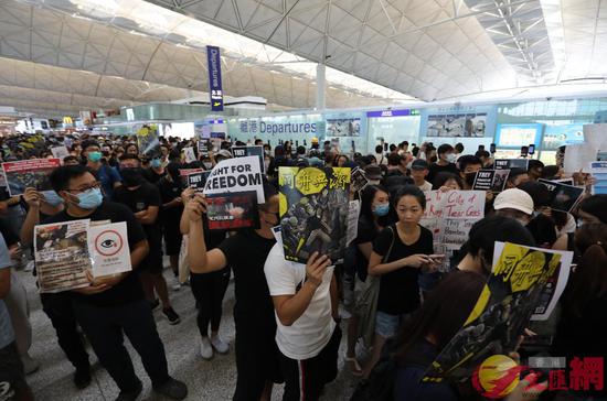 大批黑衣人在香港机场静坐(图源:大公文汇全媒体)