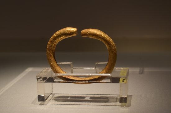 “南海一号”里发现纯金制作印有龙纹的手镯。