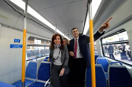 2014年7月22日，城际动车组在布宜诺斯艾利斯投入运营，阿根廷时任总统克里斯蒂娜出席列车上线运营仪式。