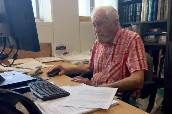 ▲102歲的David Goodall在伊迪絲·考恩大學工作。圖據澳大利亞廣播公司