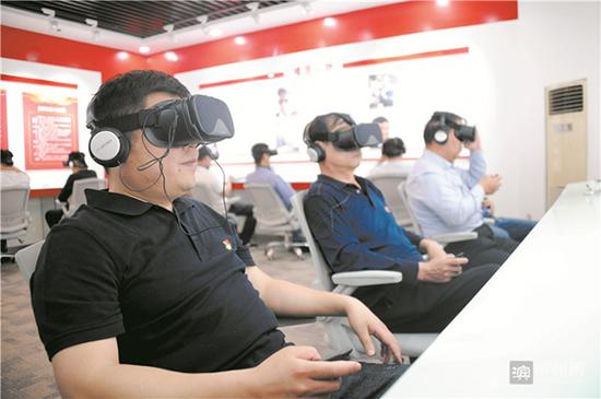 山东首创虚拟场景检验党性 党员戴VR眼镜答题