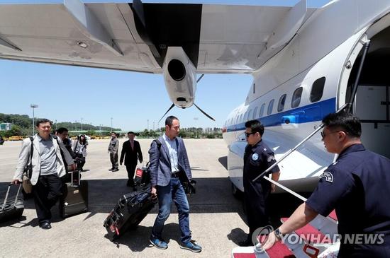 韩国记者团乘机赴朝（图片来源：韩联社）