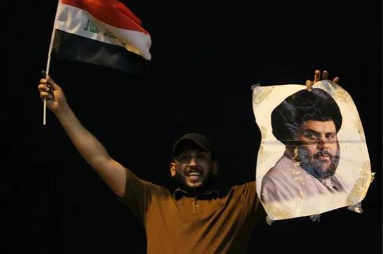 5月14日，在伊拉克首都巴格达，一名萨德尔的支持者在街头庆祝。新华社/法新