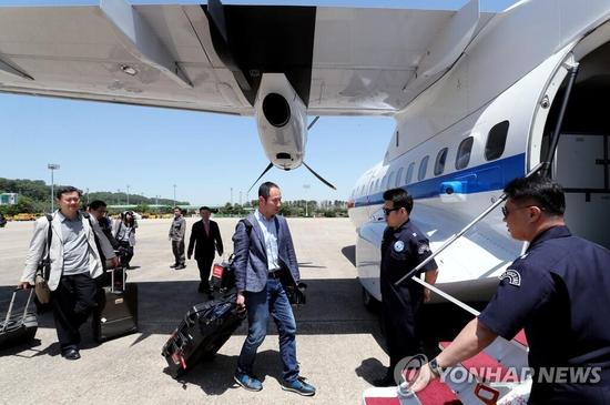 图注:韩国记者团乘坐韩国政府运输机前往朝鲜元山