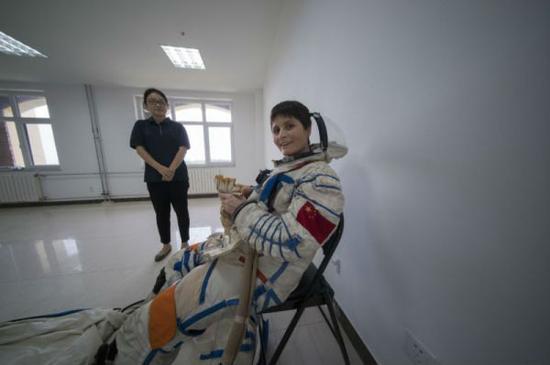 2017年8月14日，欧洲宇航员Samantha Cristoforetti与中国同行一起在中国烟台进行训练。