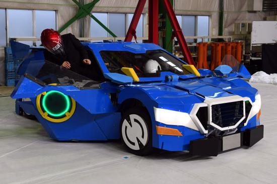 日本新发布的“科技白皮书”建议政府加强对科研领域的资金投入。图为4月25日，日本东京世界首个可供人乘坐的人型变形机器人J-deite RIDE公开亮相。（马平 摄）