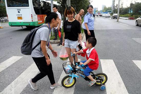 孩子们碰到王燕萍会主动打招呼，有时还会亲上一口，这会让她高兴好一阵。