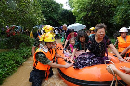 成都三圣街道消防队员转移受困老人