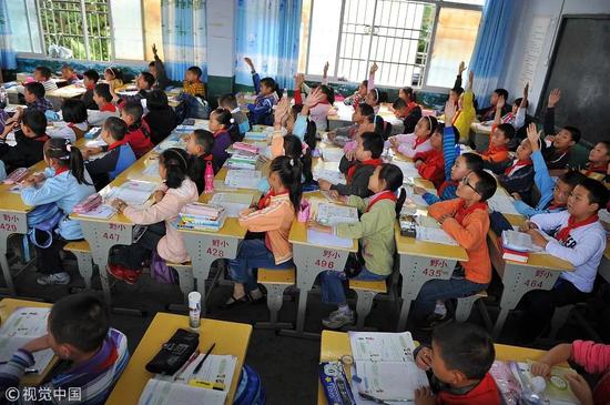 ▲2010年，湖北某地的小学，近百名学生在上课。图片来源：视觉中国