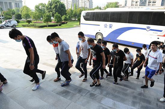 民警将犯罪嫌疑人押解回东阳。蔡伟华供图