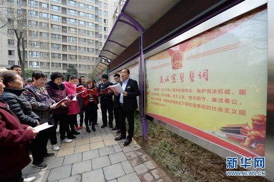 2018年3月20日，陕西宝伦律师事务所专职律师白银涛（右一）在西安华远君城社区宣传宪法知识。
