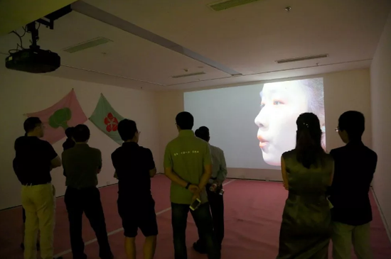  叶甫纳展出了她的影像及装置作品《乒乓流》。艺术家探讨了权威结构和多元文化的关系。