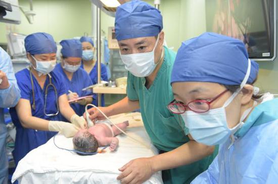 新生儿在接受心脏超声，诊断评估。 上海新华医院供图