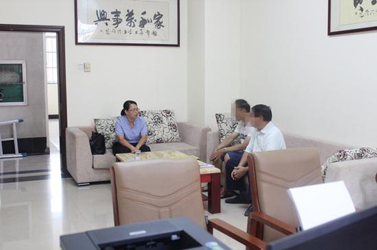 律师分别与涉众当事人做调解工作