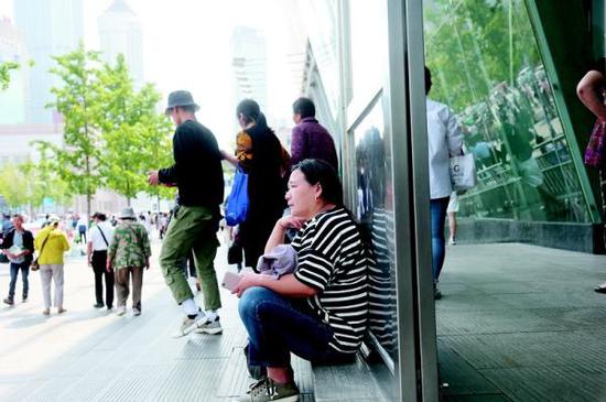 不知女儿下落,郑云亚非常着急。 半岛晨报 图