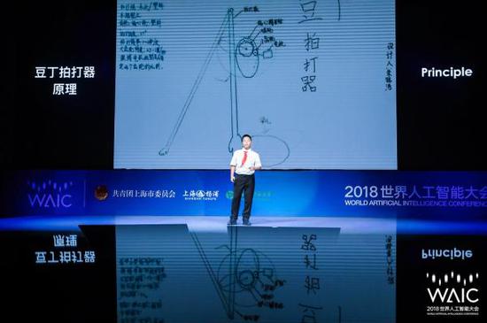 来自徐汇中学初一学生朱铭浩，在论坛中展示了自己设计的人工智能产品——豆丁节拍器，这是一款拍娃哄睡“神器”。 图片均为共青团上海市委供图