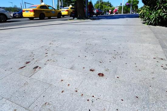 ▲2018年8月30日，拍摄于江苏省昆山市震川路顺帆路附近“8.27”事故现场，案发现场地面及附近草坪上，还清晰可见血迹。图据东方IC