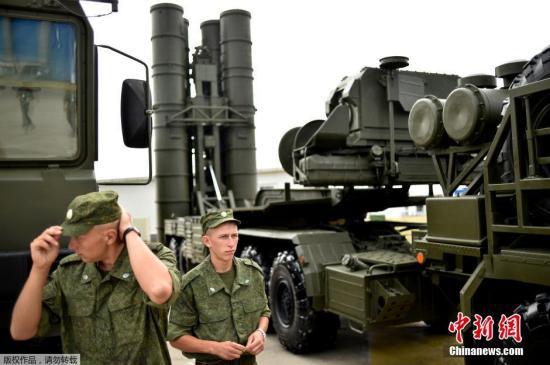 图为俄罗斯士兵在S-400“凯旋”防空导弹系统前。
