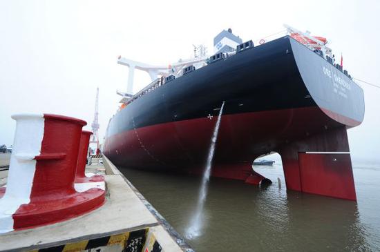 资料图：扬子江船业集团建造的40万吨级矿砂船“深圳号”从江苏太仓港码头首航。（新华社）