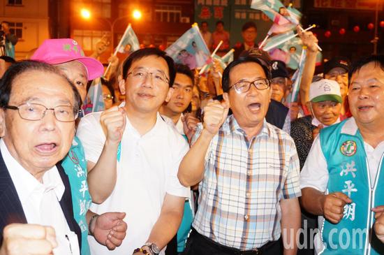 陈水扁(右二)在台下唱“一边一国”(图片来源:台湾《联合报》)