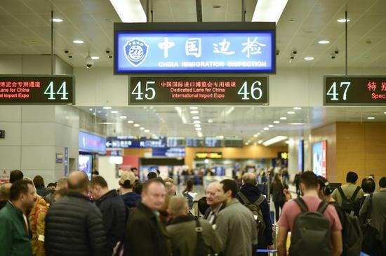 上海边检总站在浦东、虹桥国际机场和上海火车站等口岸开设进博会专用通道