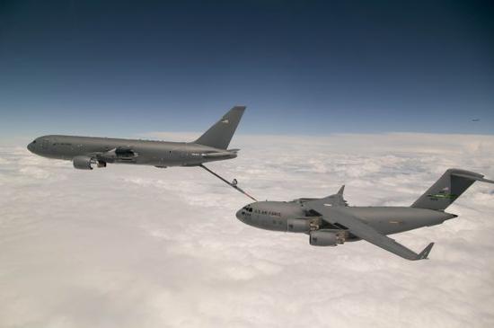 资料图片：美空军KC-46A加油机为C-17运输机空中加油。（图片来源于网络）