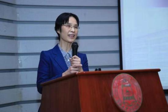 江小涓教授于去年11月正式就任清华大学公共管理学院院长。 人民网 图