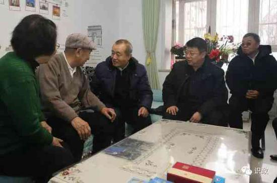 向老党员何青山送去慰问