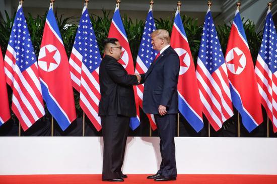 资料图片：2018年6月12日，朝鲜最高领导人金正恩（左）与美国总统特朗普在新加坡举行会晤。新华社发（新加坡海峡时报供图）
