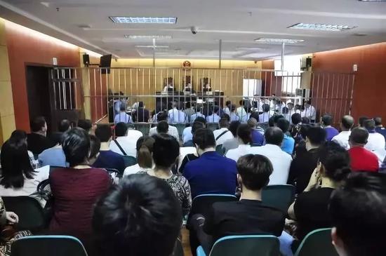 ▲襄阳庞公大桥项目串标腐败案庭审现场(图片来源:湖北省人民检察院)