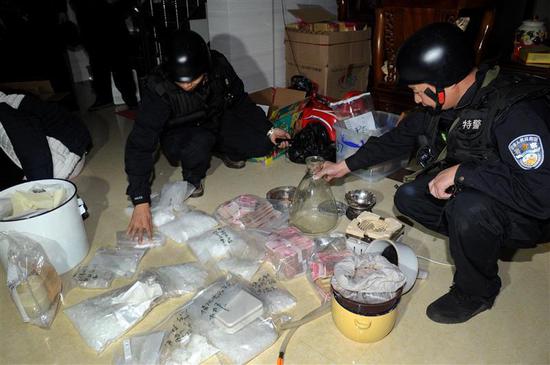 在上海警方从博社村带走毒贩一年后,广东警方”雷霆扫毒“专项行动缴获大量毒品和赃款。图片来源:新华社
