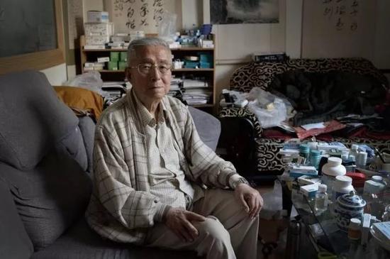杨维骏离休以来,一直作为一个退而不休“挑刺找茬”的另类官员存在。 新京报记者 吴江 摄